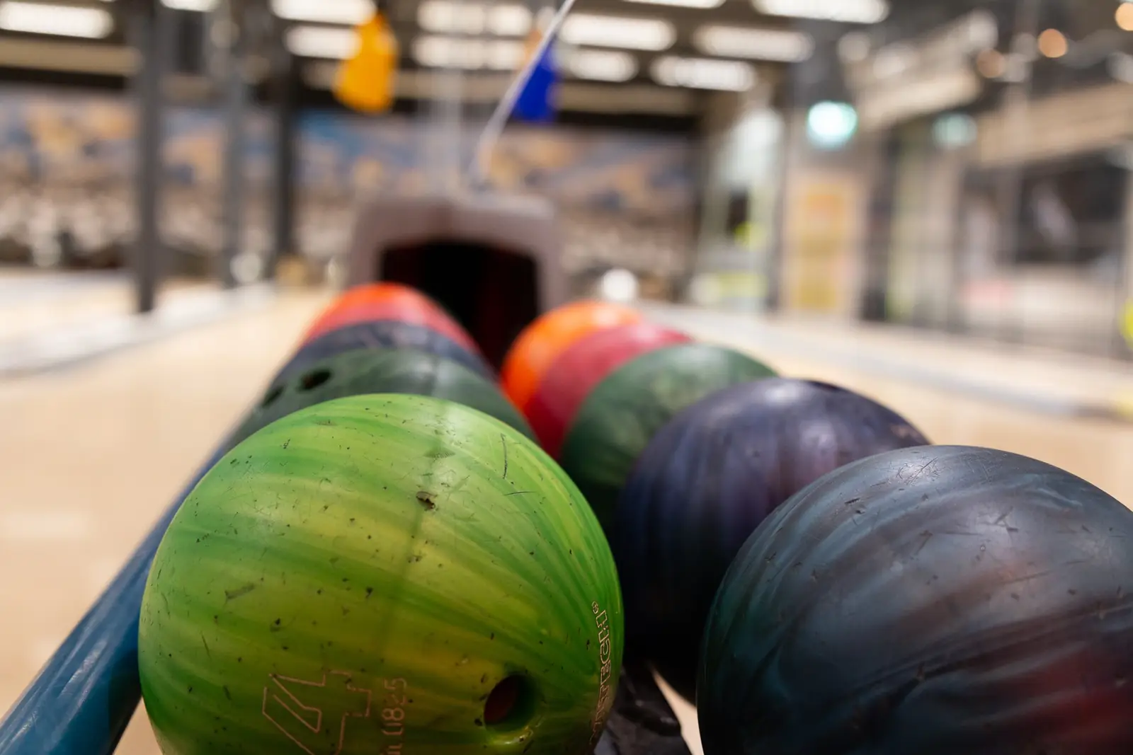 Bowlingkugeln im Ballrücklauf