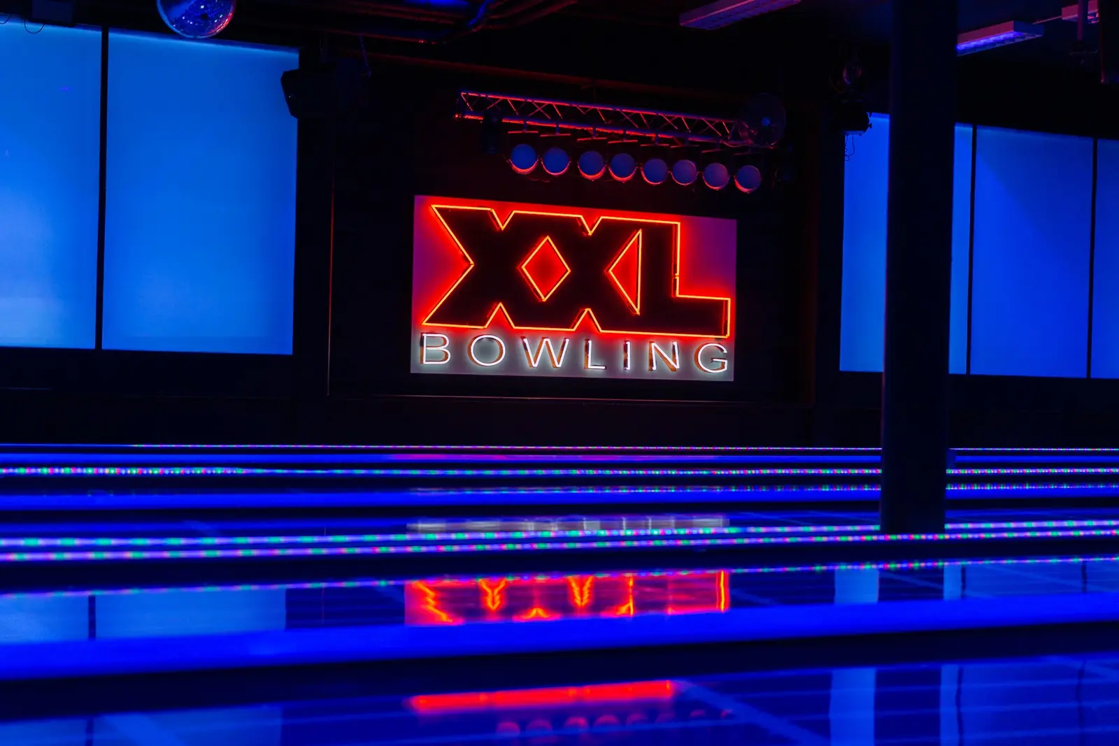 Schild XXL Bowling über den Bahnen