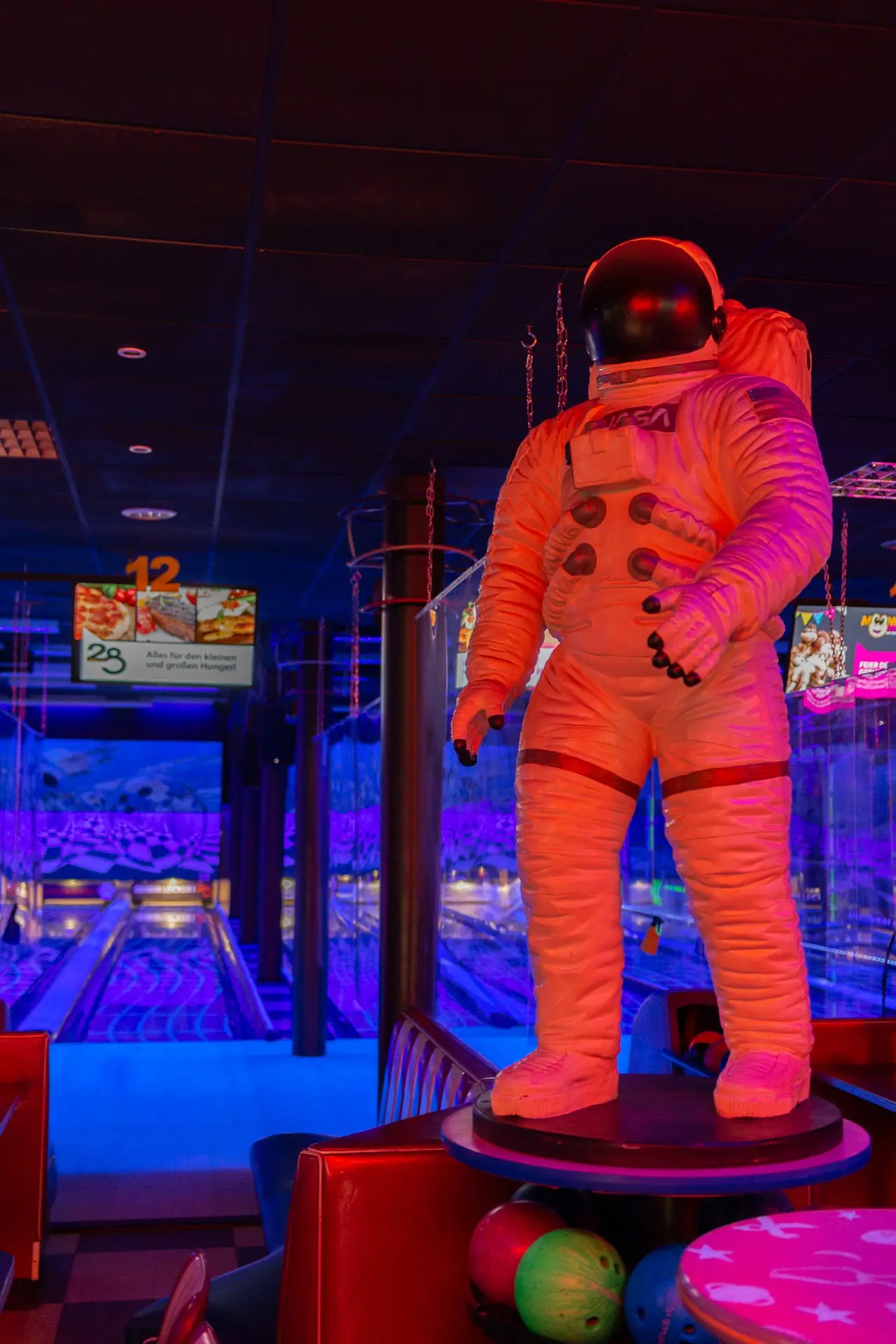 Astronautenfigur an den Bahnen