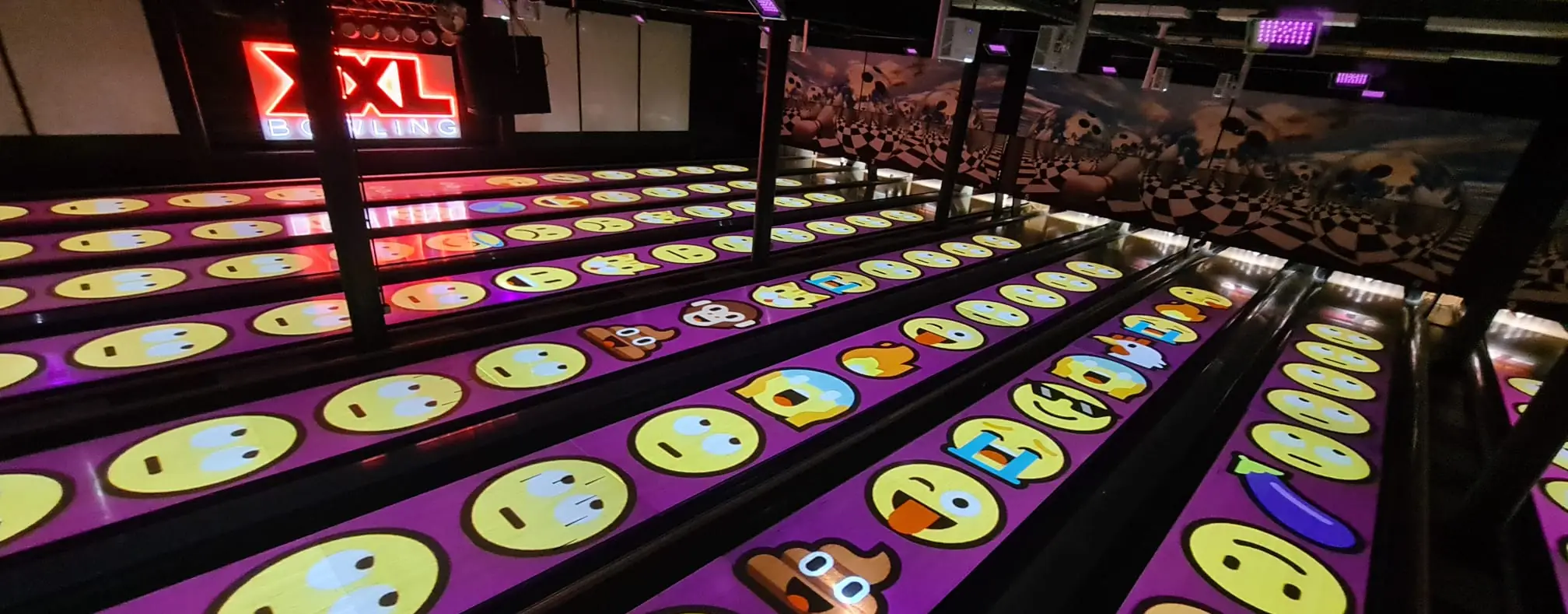 Bowlingbahnen mit Emoji-Projektion auf dem Boden