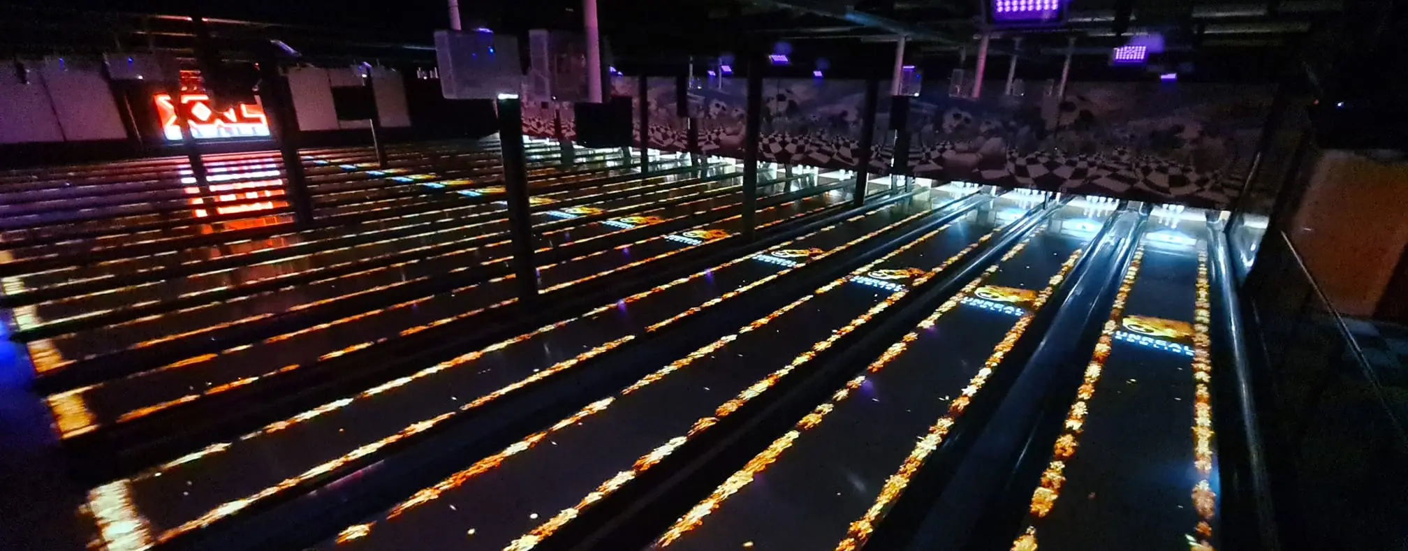 Bowlingbahnen mit Feuerprojektion auf dem Boden