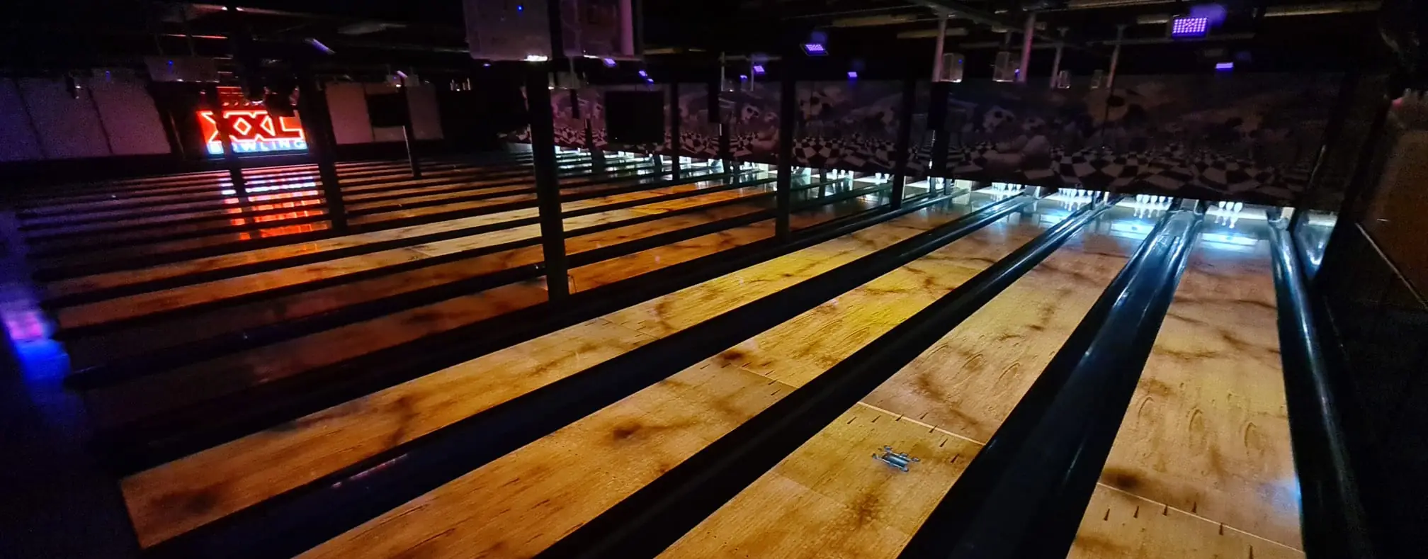 Bowlingbahnen mit orangefarbener Punkte-Projektion