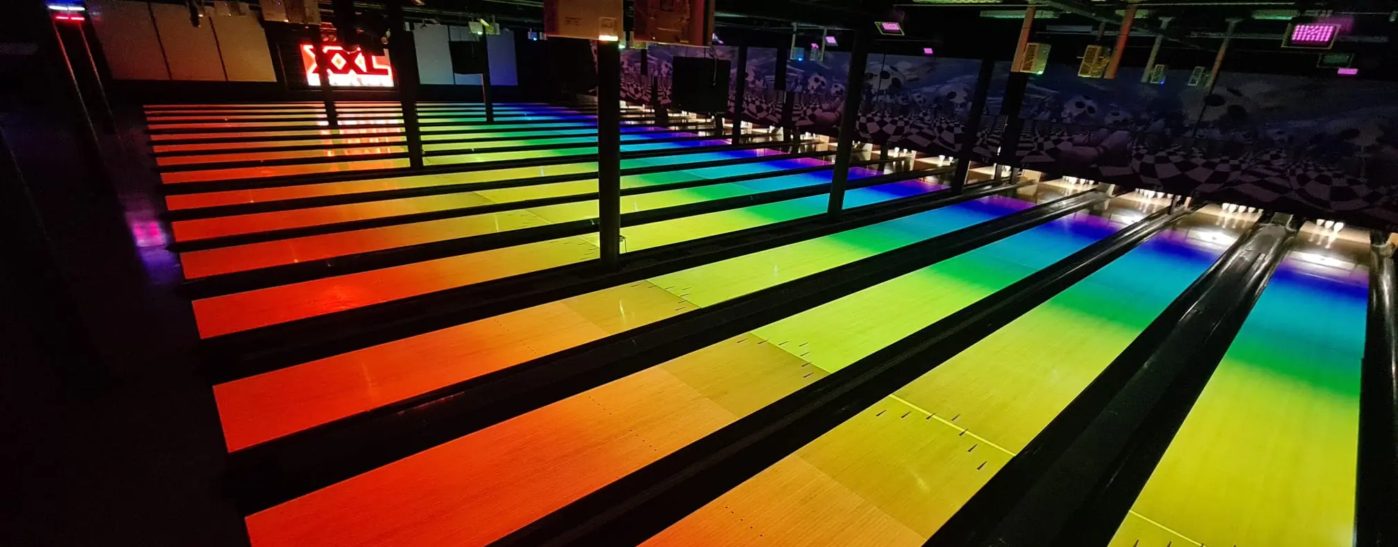 Bowlingbahnen mit Regenbogen-Projektion und XXL-Schild