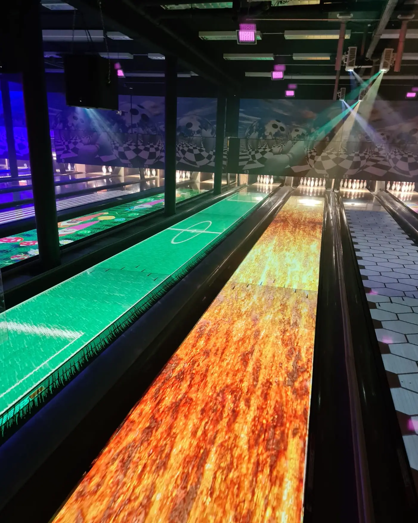 Bowlingbahnen mit Feuerprojektion auf dem Boden