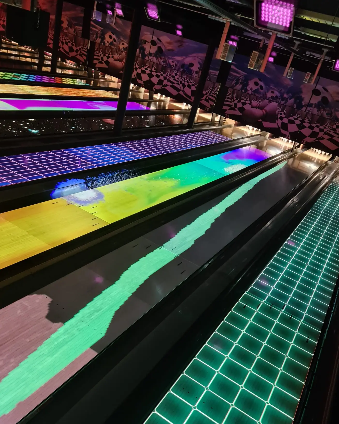 Bowlingbahnen mit leuchtendem grünem Raster
