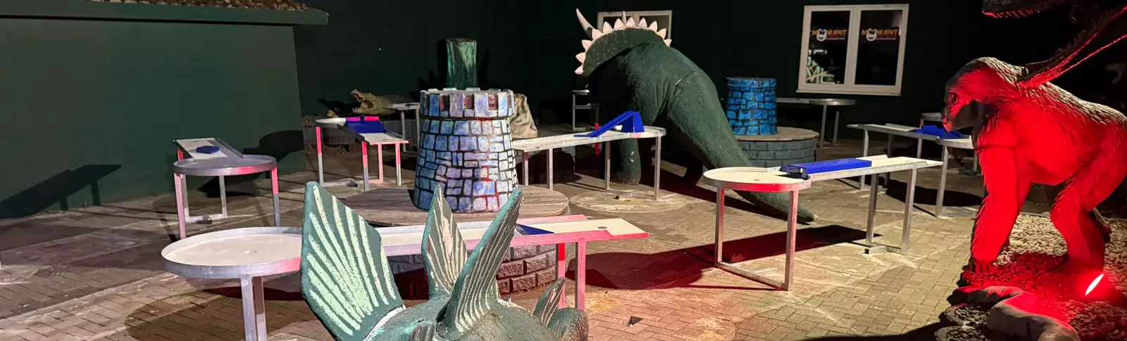 Pit-Pat-Tische im Moonlight Minigolf