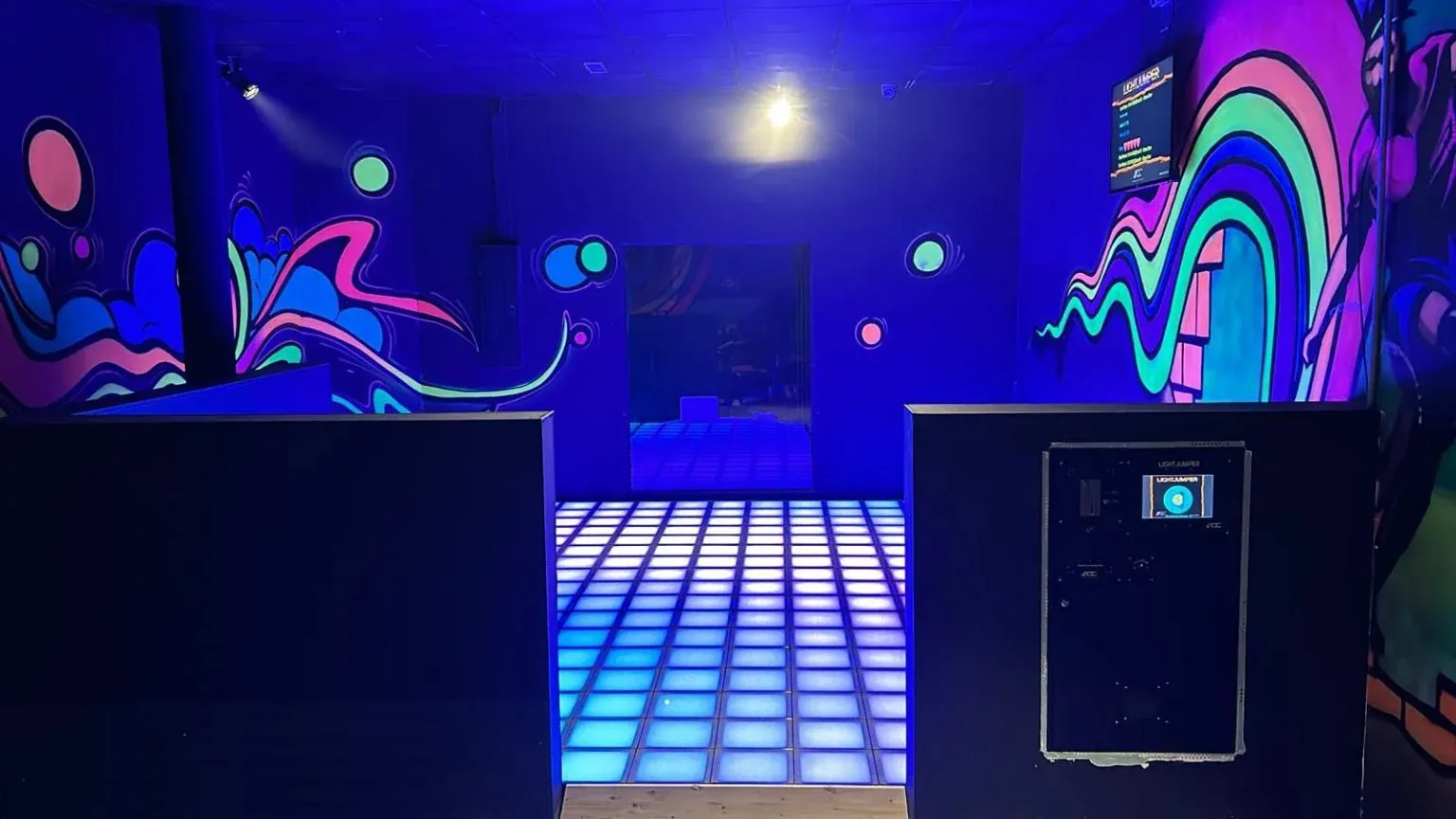 Leuchtender Sprungboden des XXL Light Jumper im Schwarzlicht